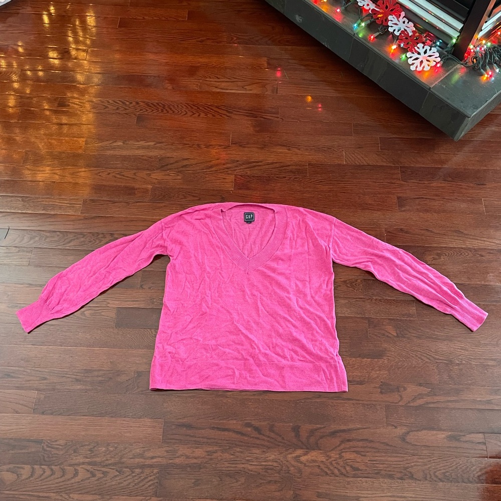 Lightweight Gap V Neck Pink Sweater (size S) 💕
